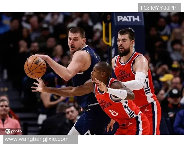 8月13日快船与掘金激烈对决高清直播精彩瞬间回顾与分析