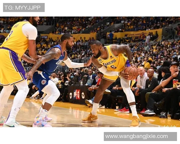 2015年湖人与快船精彩对决全场录像回放重温篮球经典瞬间 2015年湖人与快船精彩对决全场录像回放重温篮球经典瞬间